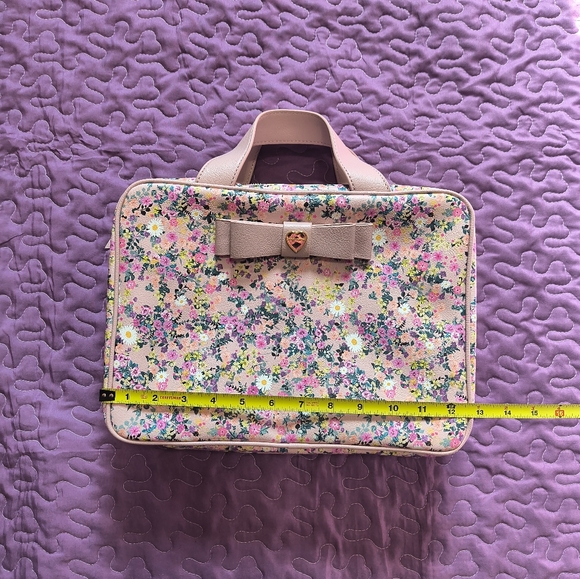 Betsey Johnson Large Weekender Cosmetic Bag - Picture 7 of 7